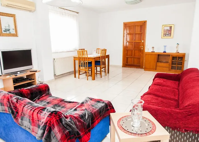 Sunny Apartment Near Metro Station